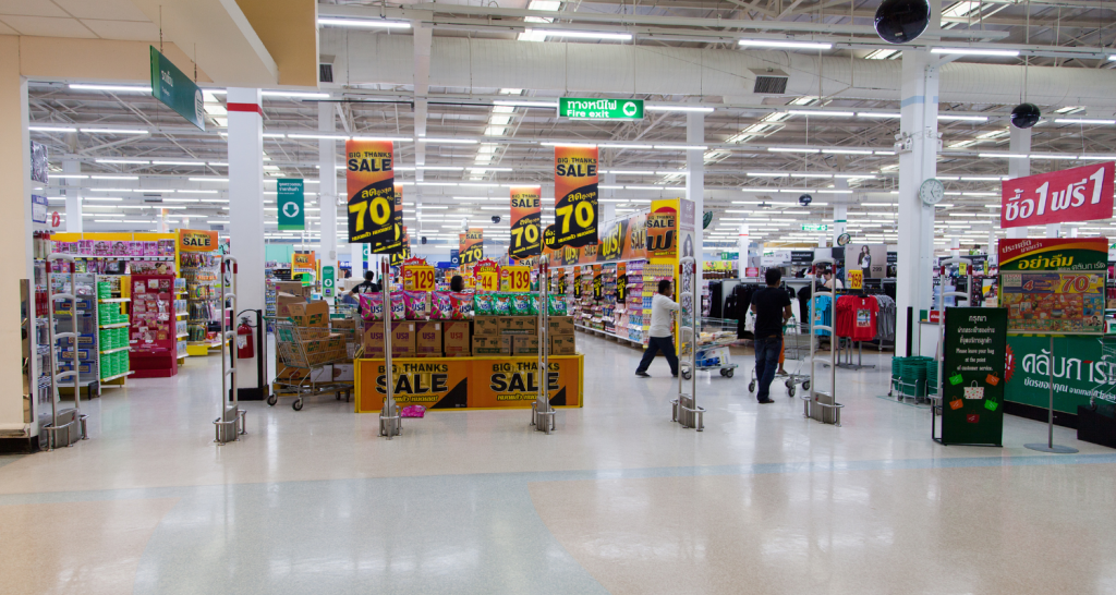 Painel de trilho de LED — iluminação uniforme e sem reflexos para corredores de varejo.