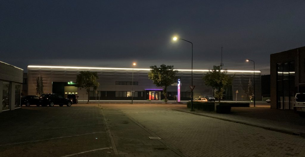 Apparecchio LED VS sodio ad alta pressione (HPS): quali luci esterne sono migliori? 6 Striscione esterno 3