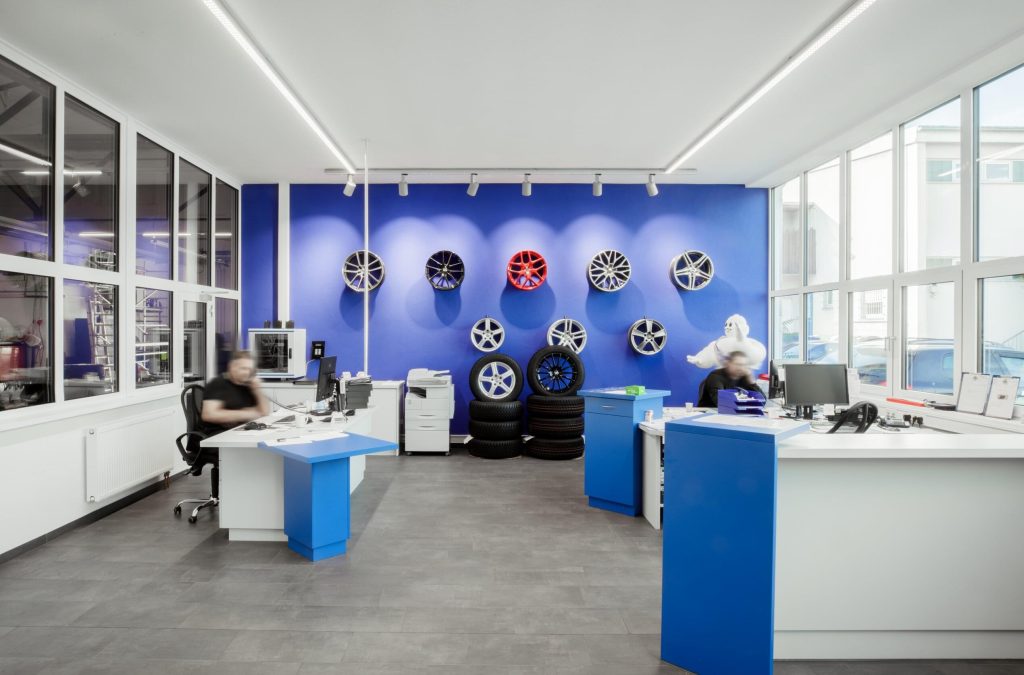 Luce lineare a binario LED Un'opzione flessibile e versatile per l'illuminazione d'accento 4 Area di ricevimento 1