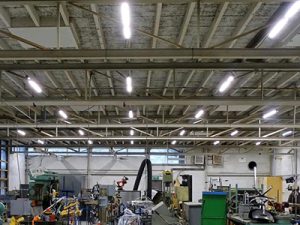 Ivan 自用模板 15 luci LED tubolari per officina